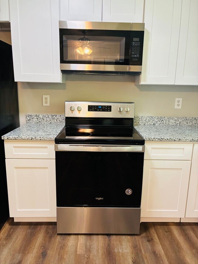 Building Photo - Freshly Renovated 3BR/2BA Home with Huge Fenced Backyard | Section 8 Welcome