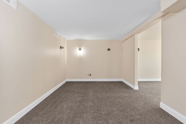 Building Photo - 1543 Estee Ave