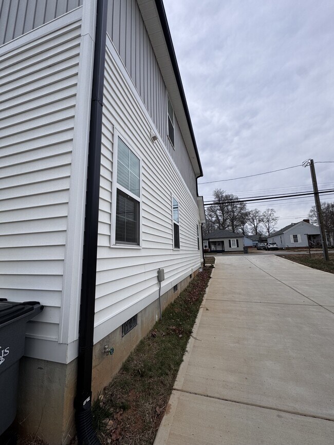 Building Photo - 1015 W C St