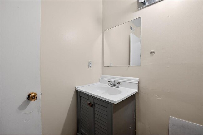 Building Photo - 6071 Regent Manor