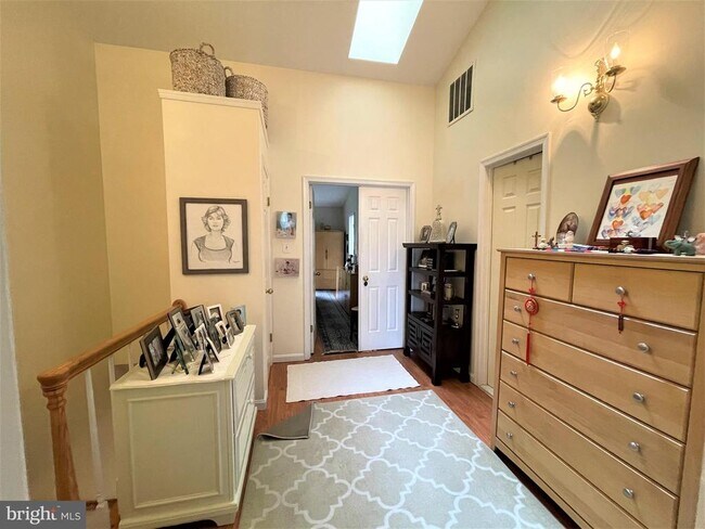 Building Photo - 5 Martins Square Ln
