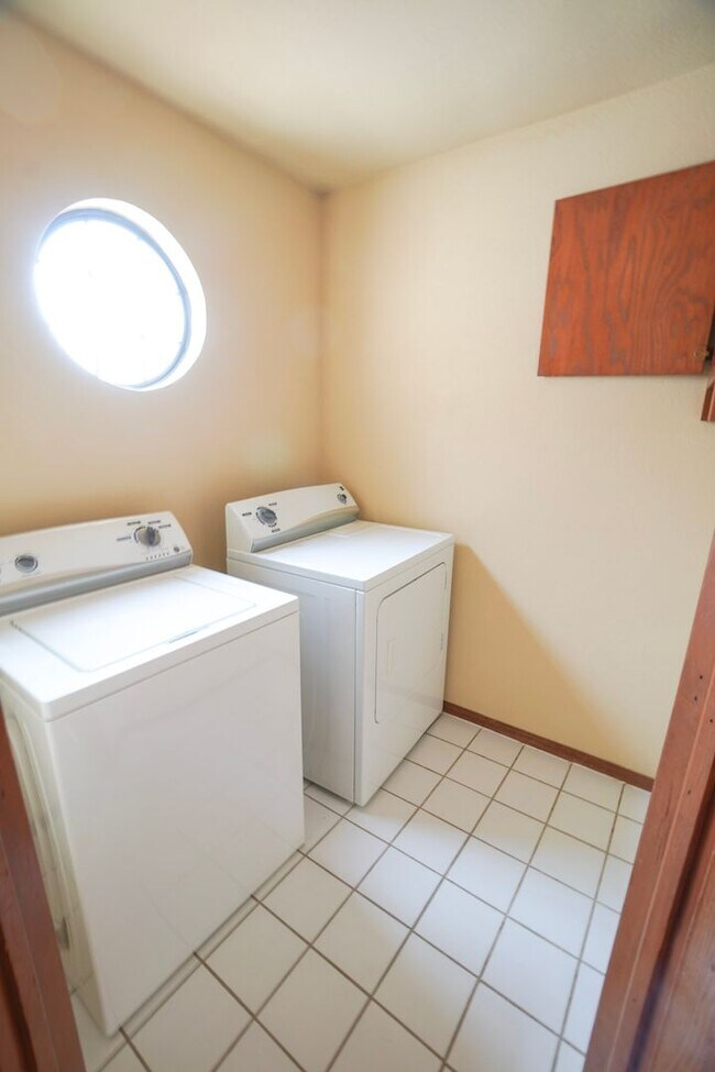 Building Photo - Must see 2 bed, 2 bath duplex near the University of Oklahoma