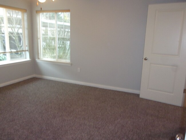 Building Photo - Popular West Oaks Condo