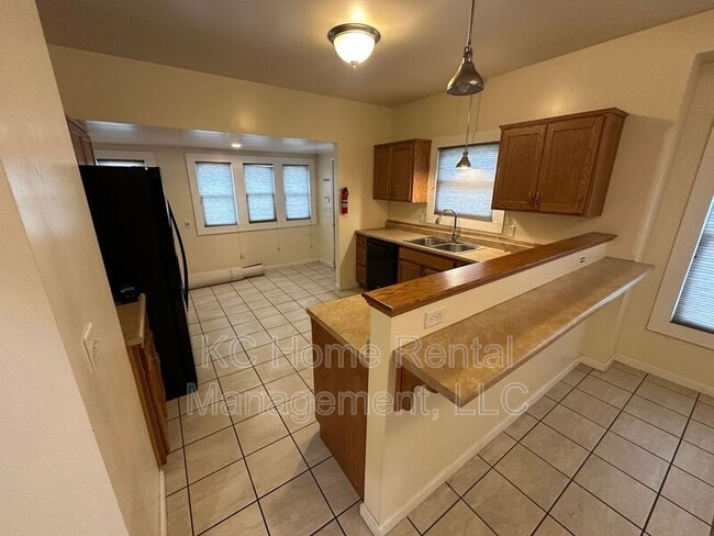 Building Photo - 1217 W 47th St