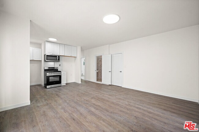 Building Photo - 926 S Mariposa Ave