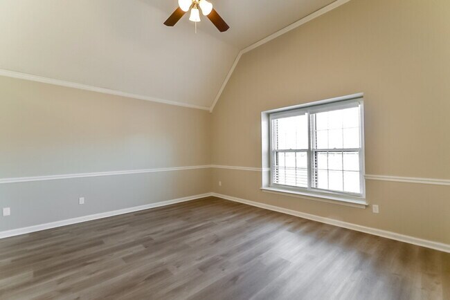 Building Photo - 2025 Westbriar Dr