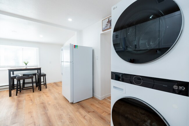 Building Photo - 600 E 8th St