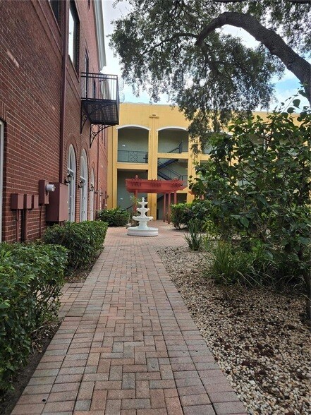 Building Photo - 1910 E Palm Ave