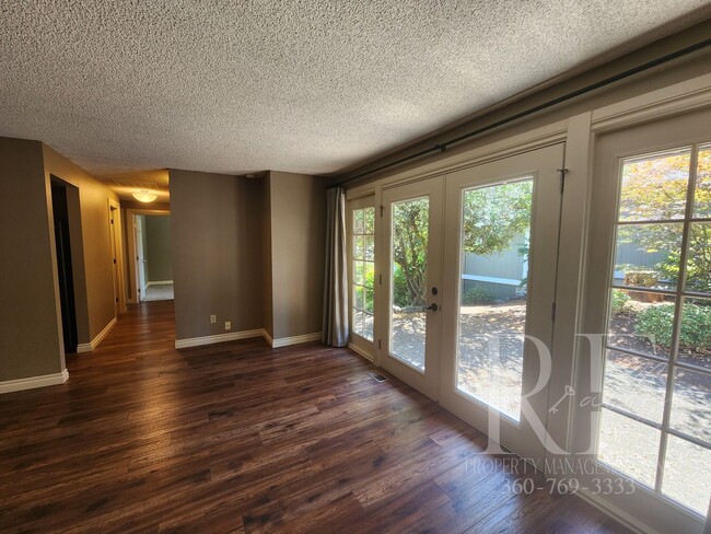 Building Photo - Meticulous 2-Bedroom with Courtyard