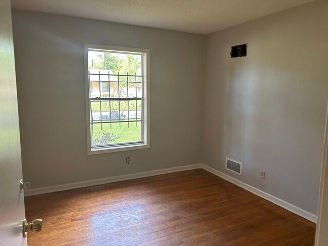 Building Photo - Updated 3BR 1.5 bat