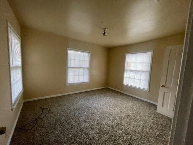 Building Photo - 5345 E Parkway Dr