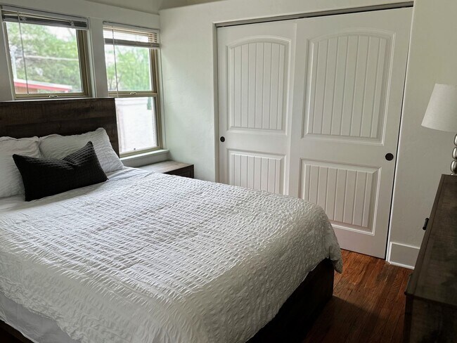Building Photo - Charming 4BR/2BA Vintage Home in Historic ...