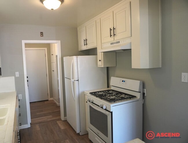 Building Photo - Newly Remodeled in Oildale Area