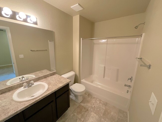 Building Photo - 3 Bedroom Townhome Available Near Hancock ...