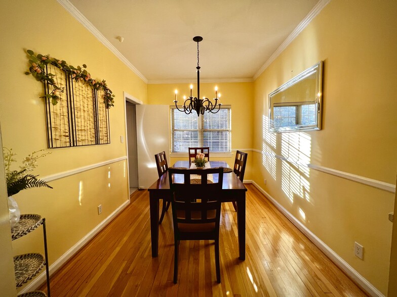 Dining Area - 430 Lindbergh Dr NE