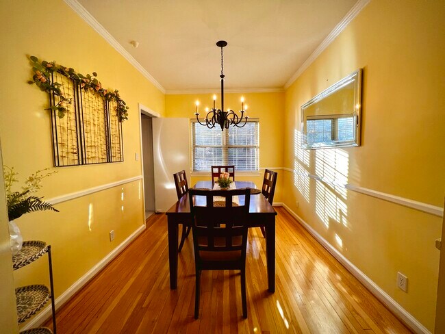 Dining Area - 430 Lindbergh Dr NE