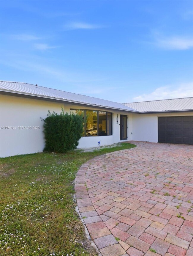 Building Photo - 103 Tropicana Dr