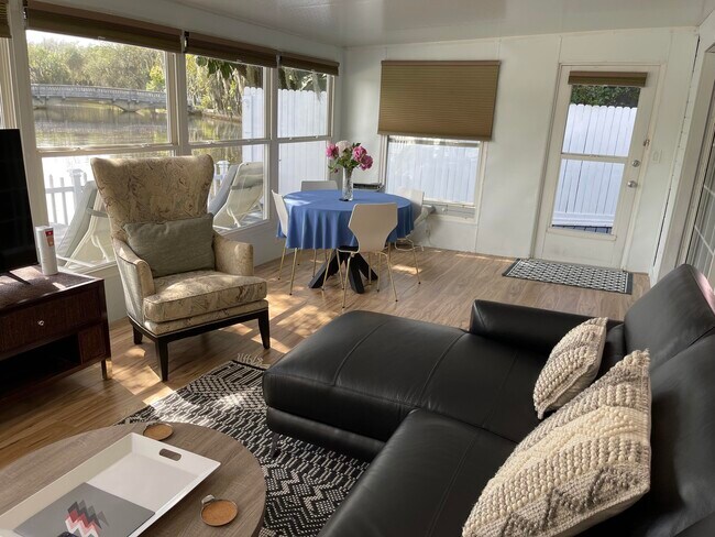 Building Photo - 196 SW Kanner Hwy