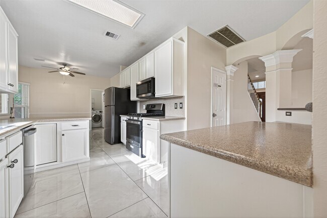 Building Photo - 6710 Creek Village Dr