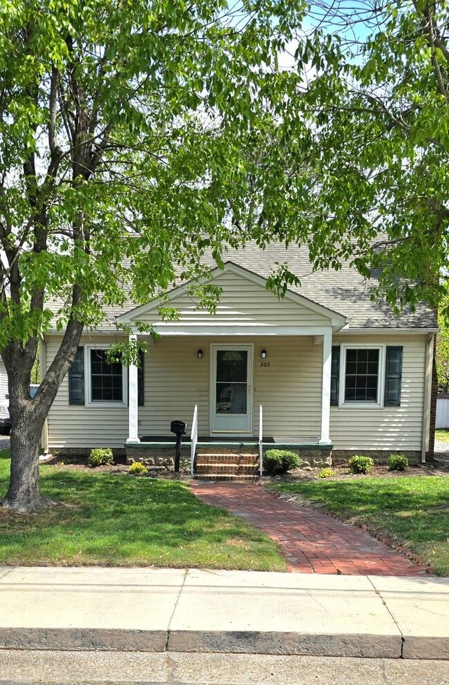 Building Photo - Cozy & Convenient 2 Bed, 1 Bath Home