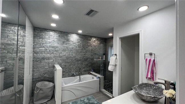 Building Photo - 5580 Coach House Cir
