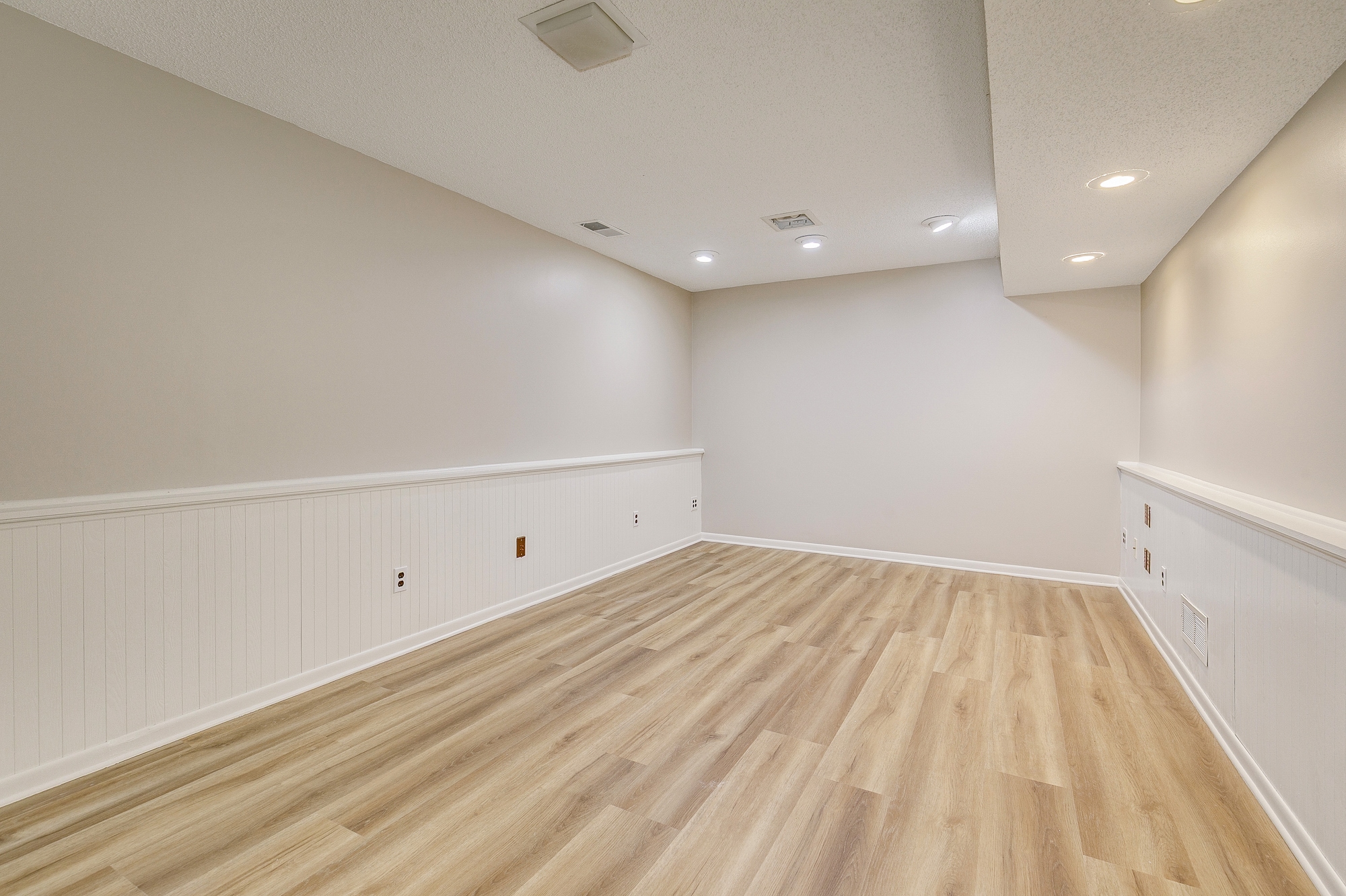 lower level room - 16376 Fishing Ave W
