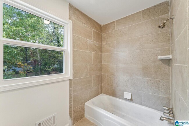 Building Photo - 1404 4th Pl NW