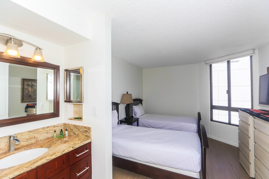 Building Photo - 1910 Ala Moana Blvd