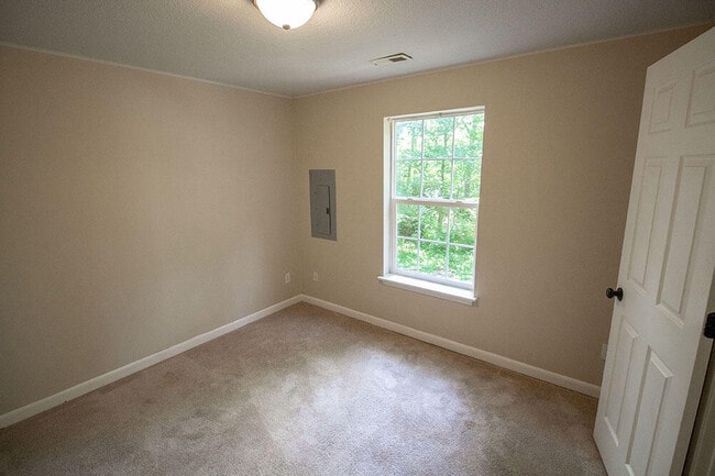 Building Photo - 1329 Valley Creek Ln