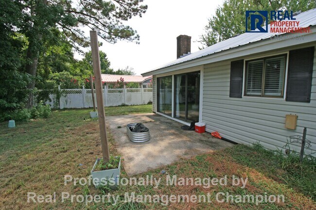 Building Photo - 301 Dennis Rd