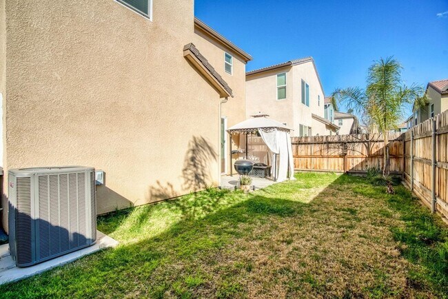 Building Photo - Beautiful 3/2.5 near Clovis East