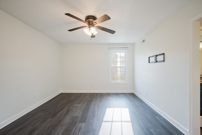 Building Photo - Move-in-ready 3 bed / 3 Full Bath In Louisville's Four Seasons — Fully Updated, No Carpet, Fiber ...