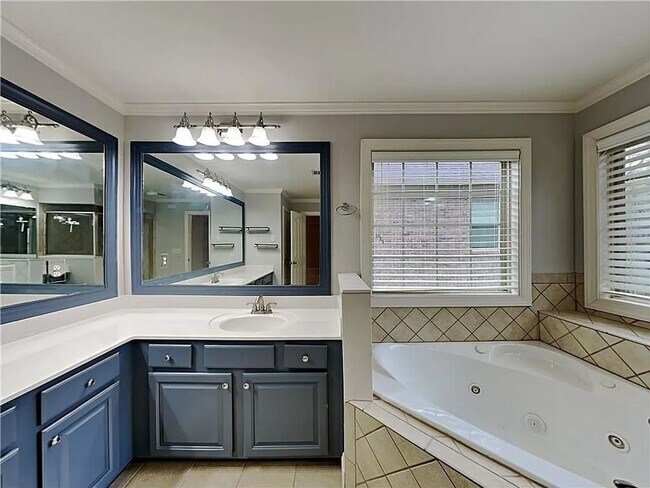 Building Photo - Spacious 4BR House in Decatur