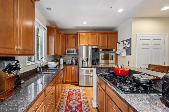 Building Photo - 1309 McLean Crest Ct