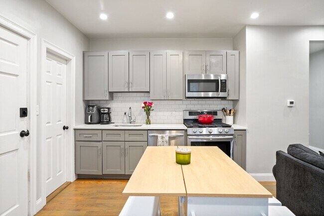 Building Photo - 17 Howes St