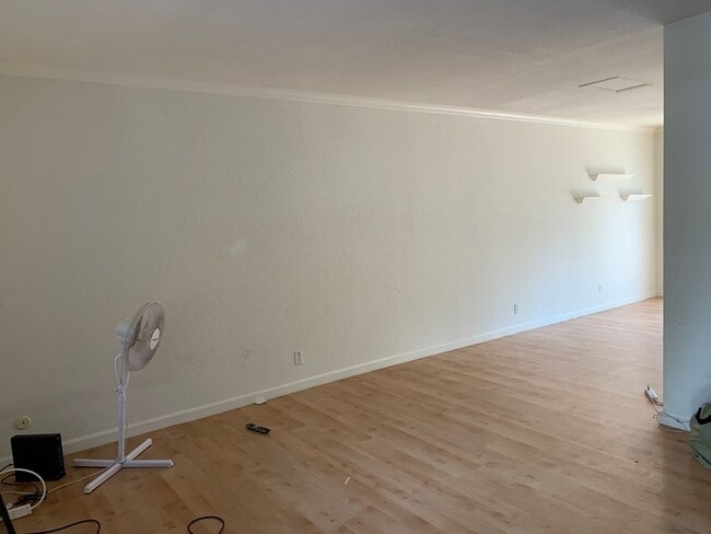 Building Photo - Adorable 3 Bed 1.5 Bath Covell Commons Condo ( fall Rental )