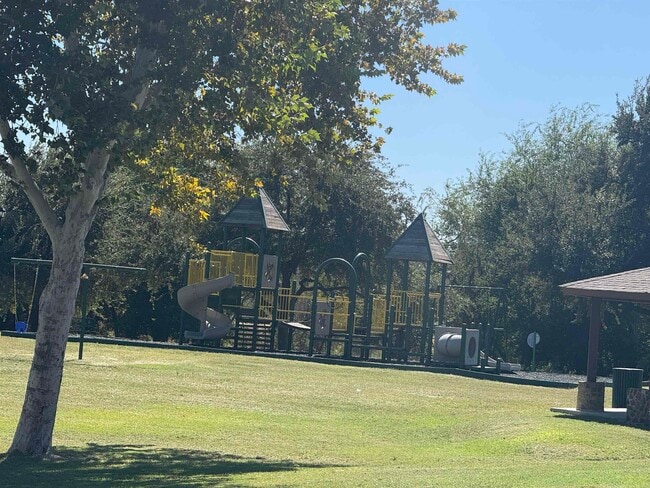 Building Photo - 415 Starling Creek Loop