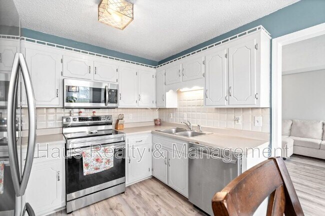 Building Photo - 919 Desota Ln