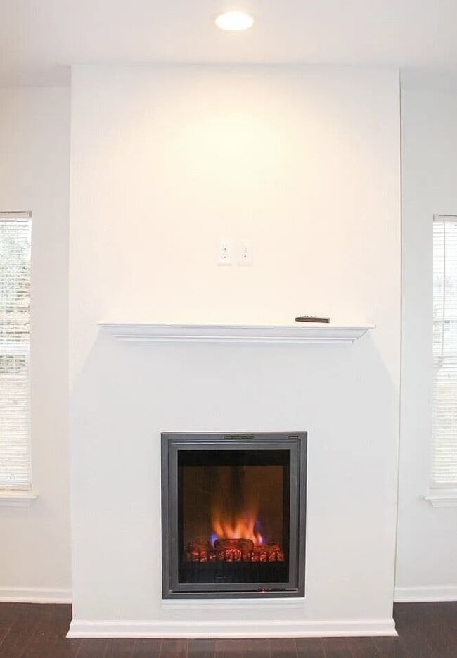 Building Photo - Beautiful 3 Bed | 2.5 Bath Townhome in Pri...