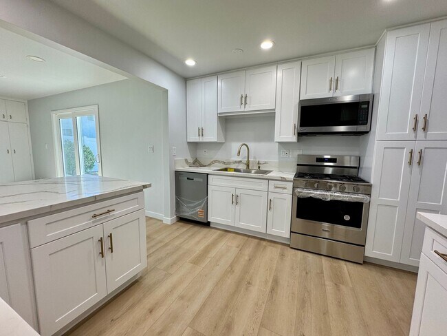 Building Photo - Newly Remodeled Gorgeous Open Floor Plan o...