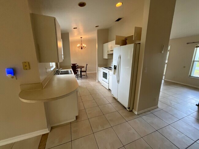 Building Photo - 1002 SW Romaine Ln