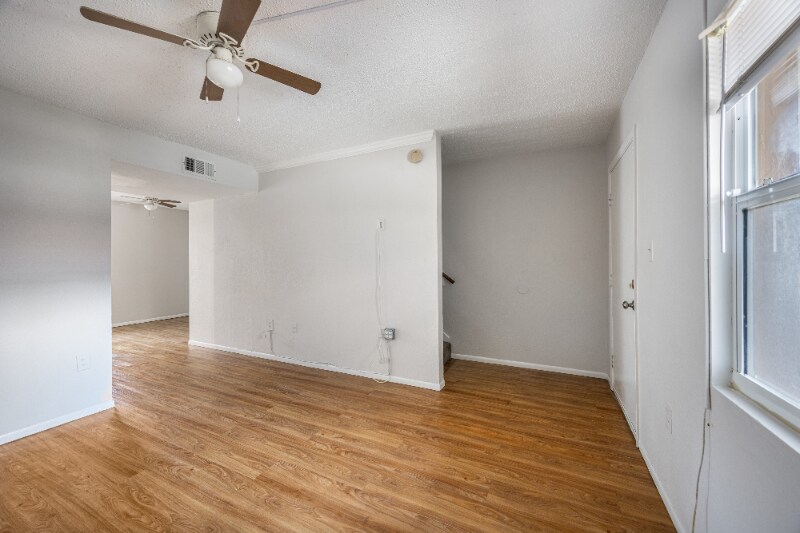 Building Photo - 914 SW 8th Ave