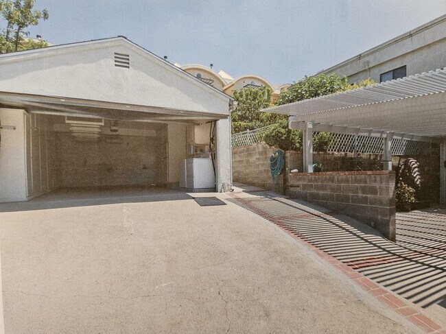 Building Photo - 11861 Laurelwood Dr