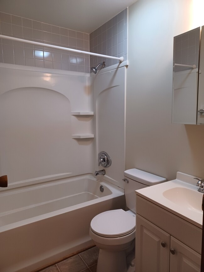 Building Photo - 557 Eagle Dr