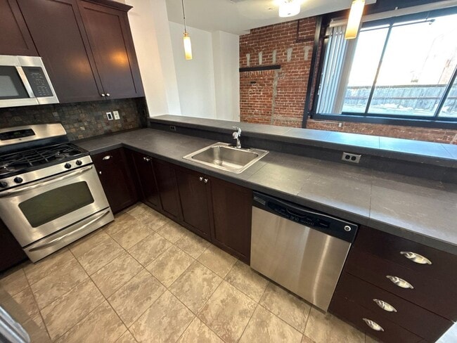 Building Photo - 160 Liberty St NE