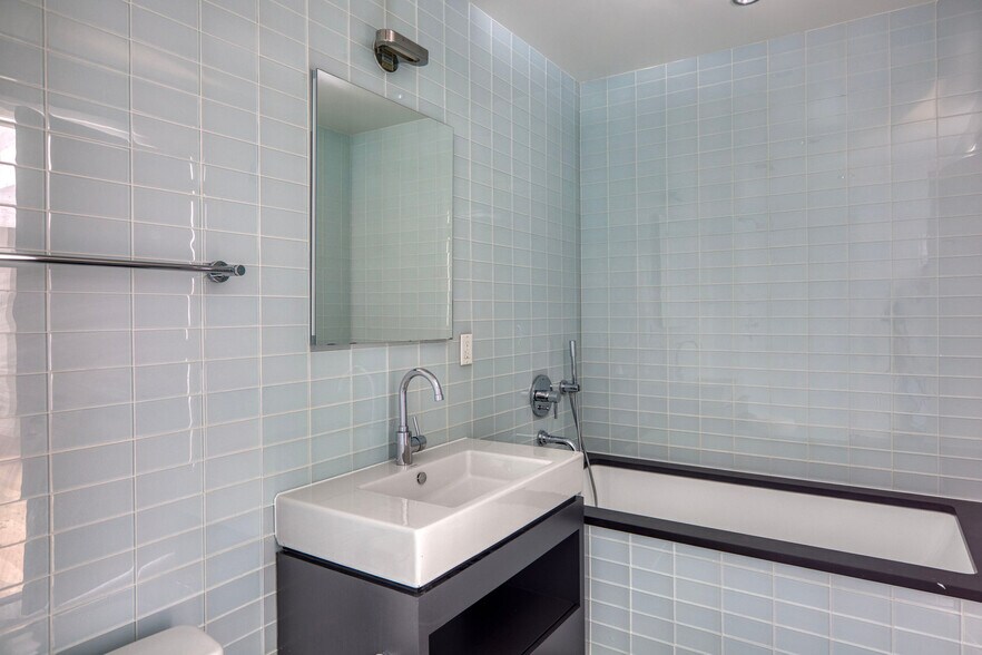 Building Photo - 550 W 54th St