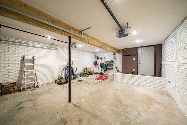 Building Photo - 4 bedroom/3 bath, 3711 sqft in Midtown!