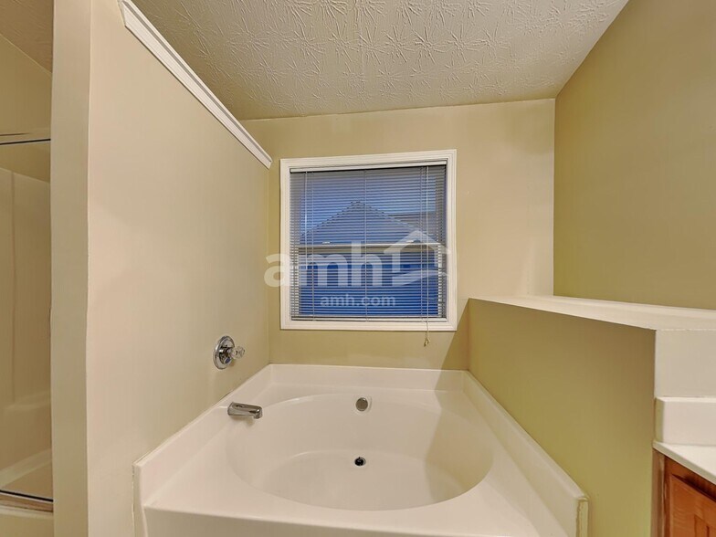 Building Photo - 4245 Windale Dr NW