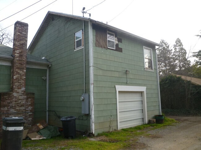 Building Photo - 3 Bedroom plus bonus room! Close to Enloe, CSUC and Downtown