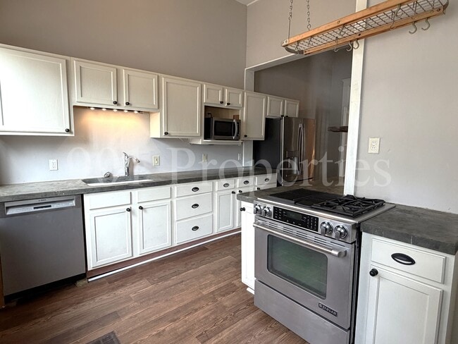 Building Photo - 59 S Cox St